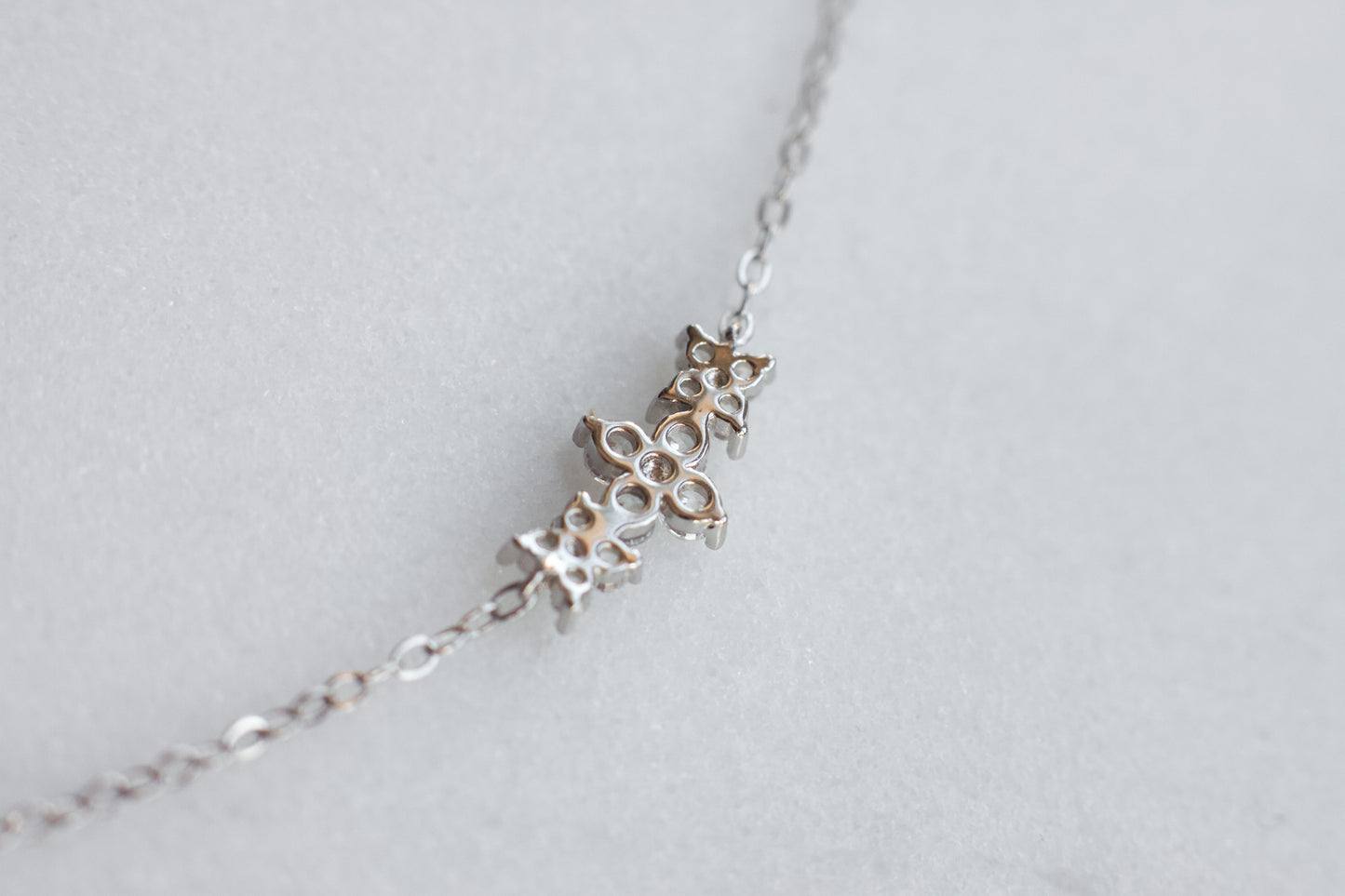 Dainty Three Flowers Necklace In Silver